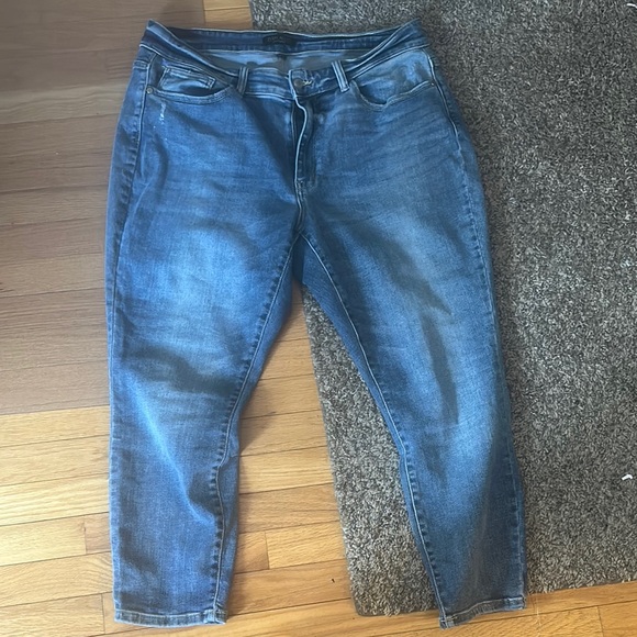 Judy Blue Ankle Cropped Blue Jeans - Picture 1 of 4